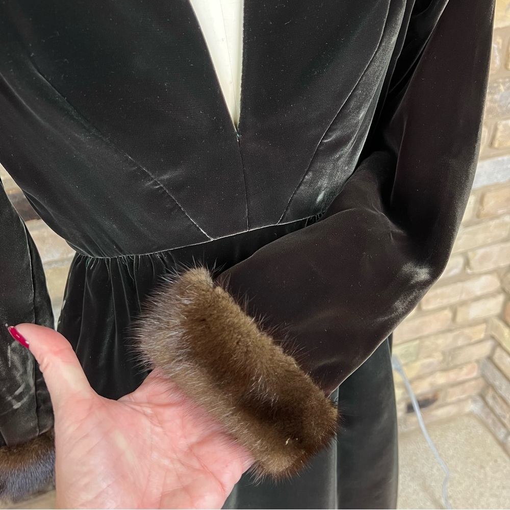 VINTAGE 1960's green brown velvet dress with fur trimmed cuffs - Picture 8 of 11